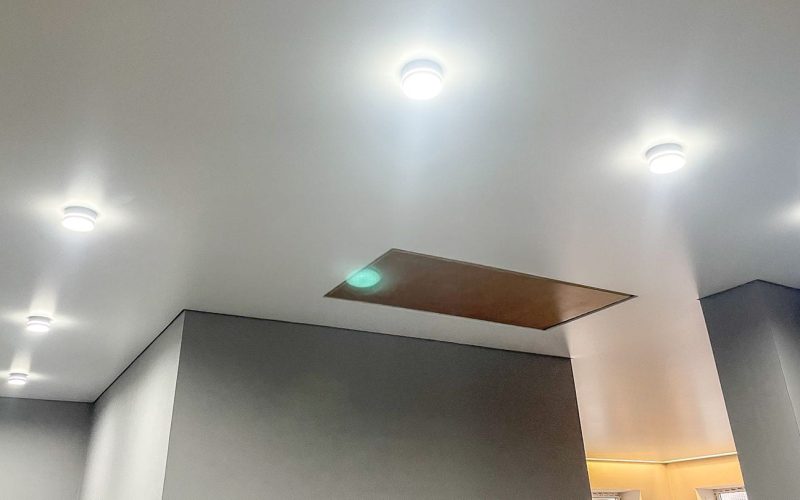 Натяжной потолок в зале 54 м2