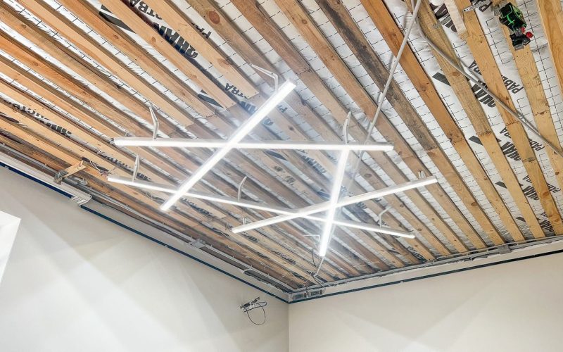 Натяжной потолок в зале 47 м2