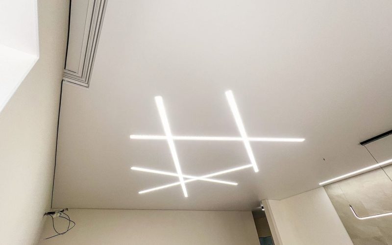 Натяжной потолок в зале 47 м2