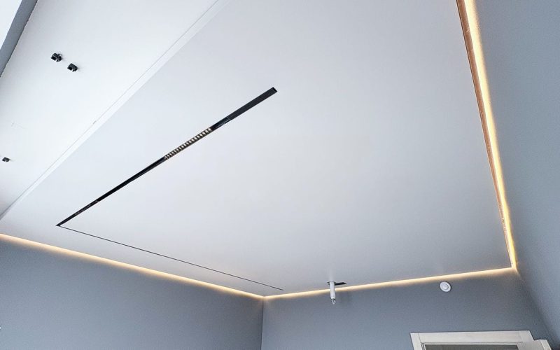 Натяжной потолок на кухне 11 м2