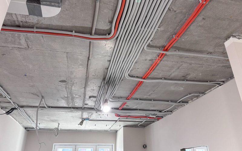 Натяжной потолок в на кухне 24 м2