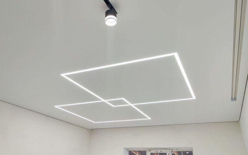 Натяжной потолок на кухне 25 м2