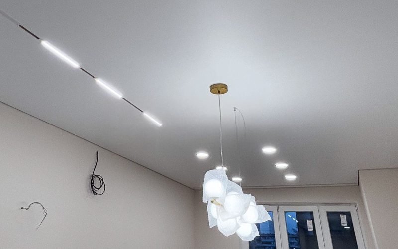 Натяжной потолок в на кухне 24 м2