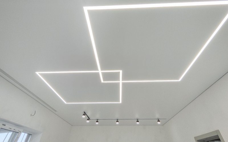 Натяжной потолок на кухне 25 м2