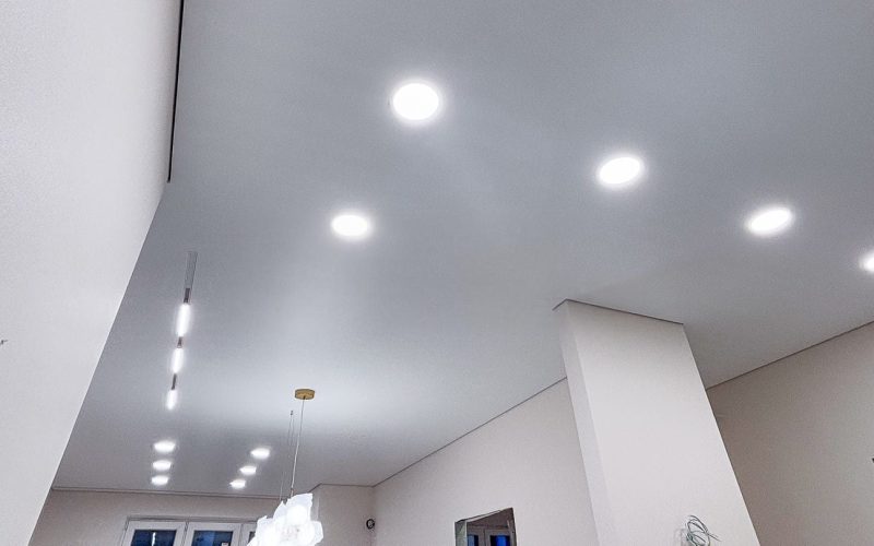 Натяжной потолок в на кухне 24 м2