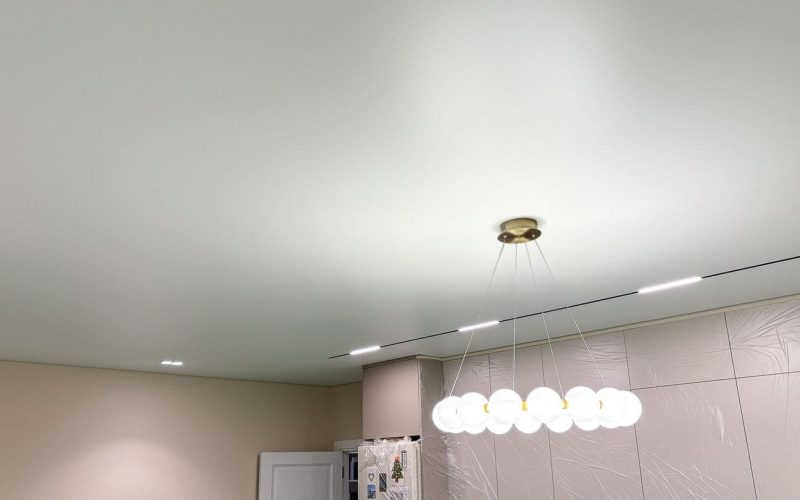 Натяжной потолок на кухне 23 м2