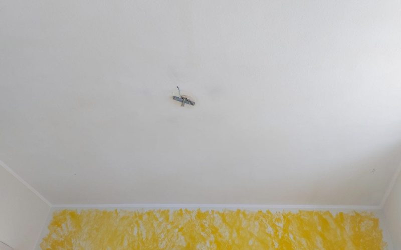 Натяжной потолок на кухне 12 м2​