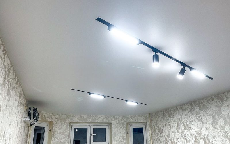 Натяжной потолок в гостиной 20 м2