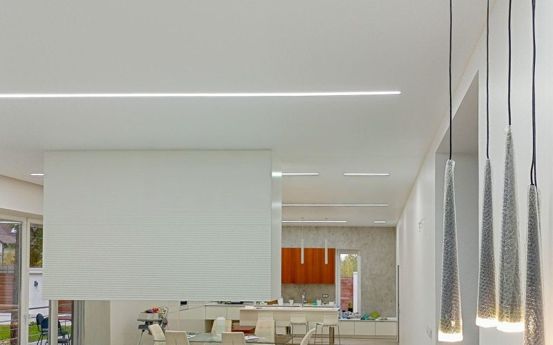 Натяжной потолок в гостиной 100 м2