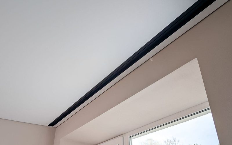 Натяжной потолок в гостиной 15 м2