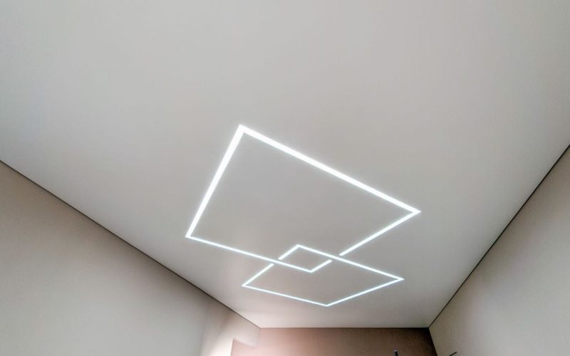 Натяжной потолок в гостиной 15 м2