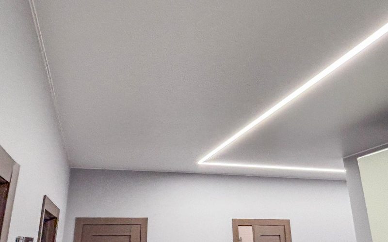 Натяжной потолок в коридоре 15 м2