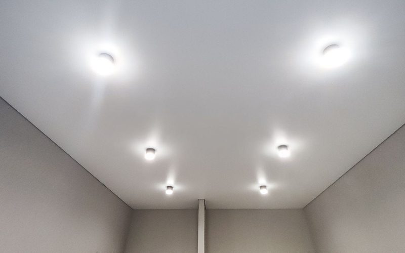 Натяжной потолок в спальне 14 м2