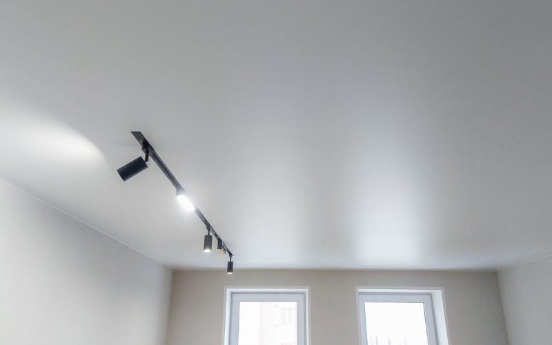 Натяжной потолок в спальне 19 м2