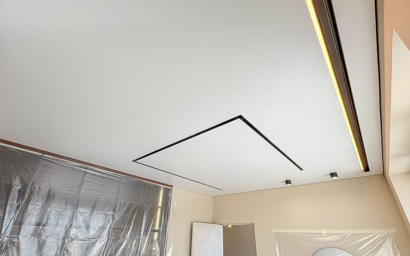 Натяжной потолок в спальне 11 м2